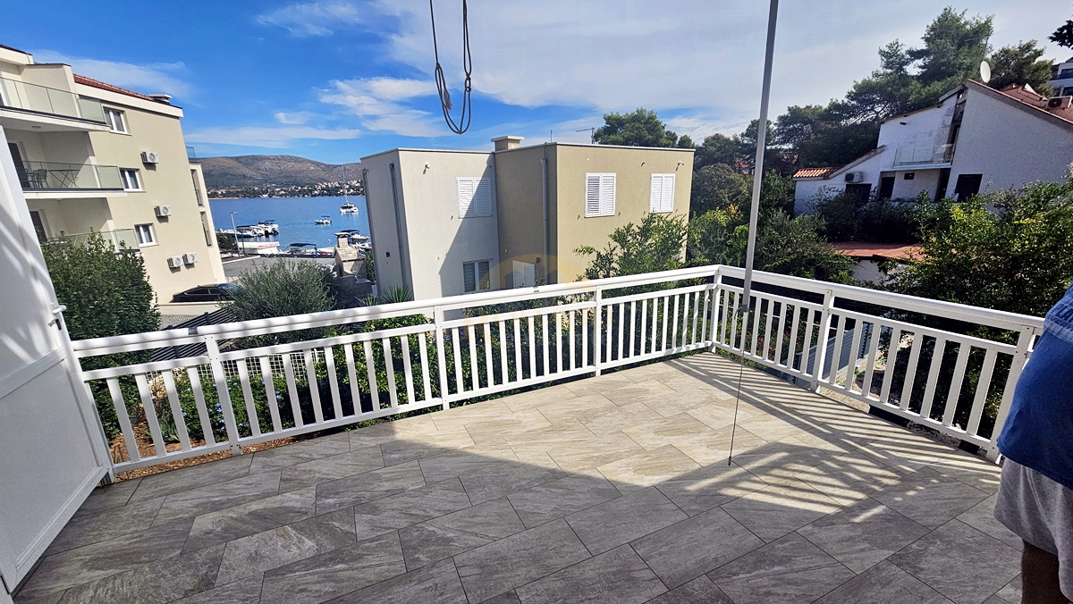 Casa con appartamenti a Okrug Gornji/Čiovo, seconda fila dal mare - 5 appartamenti